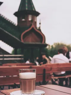 Půl naplněný průhledný kelímek na pití