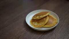 Nadýchaná palačinka na talíři při denním světle