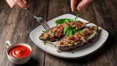 Originální kombinace chutí překvapí i ty, kteří obvykle lilky nejedí. Recept od nejlepších šéfkuchařů