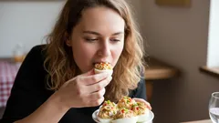 Plněná vejce s nezapomenutelnou chutí. Tento jednoduchý recept přiměje celou rodinu žádat o přídavek
