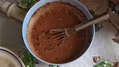 Čokoláda v modré misce detailní záběr