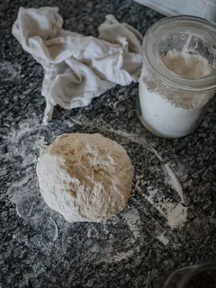 Bílý prášek v průhledné skleněné nádobě