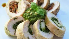 Vyzkoušejte kuřecí roládky s hruškou, špenátem a gorgonzolou – výživná lahůdka. Jednoduchý recept