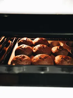 Přiblížení muffinů pečených v troubě