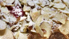 Mandle croissant s práškovým cukrem a marmeládou