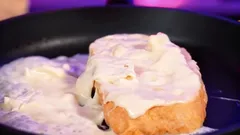 Chléb s rozpuštěným sýrem na pánvi, příprava sýrového toustu