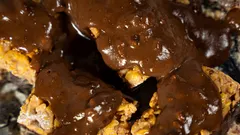 Mix čokoládových kousků, cereálií a mouky s čokoládovou polevou