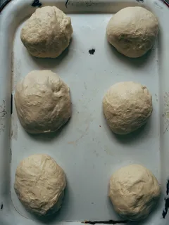 hnědé těsto na bílém stole